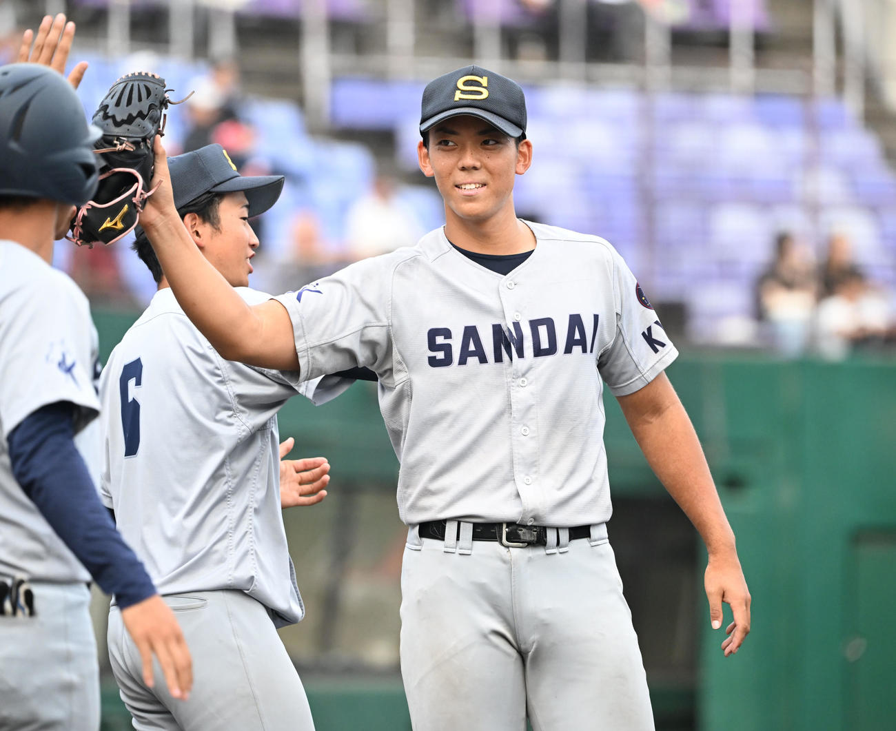 龍谷大対京産大　4回表龍谷大1死一塁、佐藤を遊ゴロ併殺に仕留めハイタッチする由上（撮影・和賀正仁）