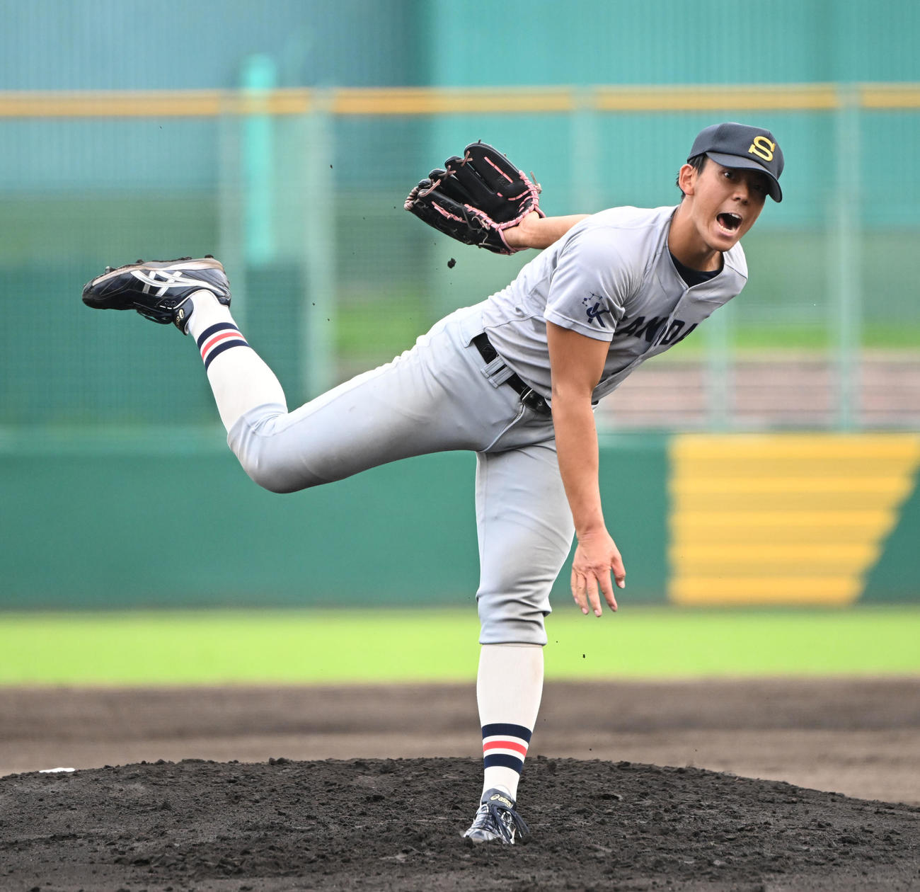 龍谷大対京産大　先発する京産大・由上（撮影・和賀正仁）