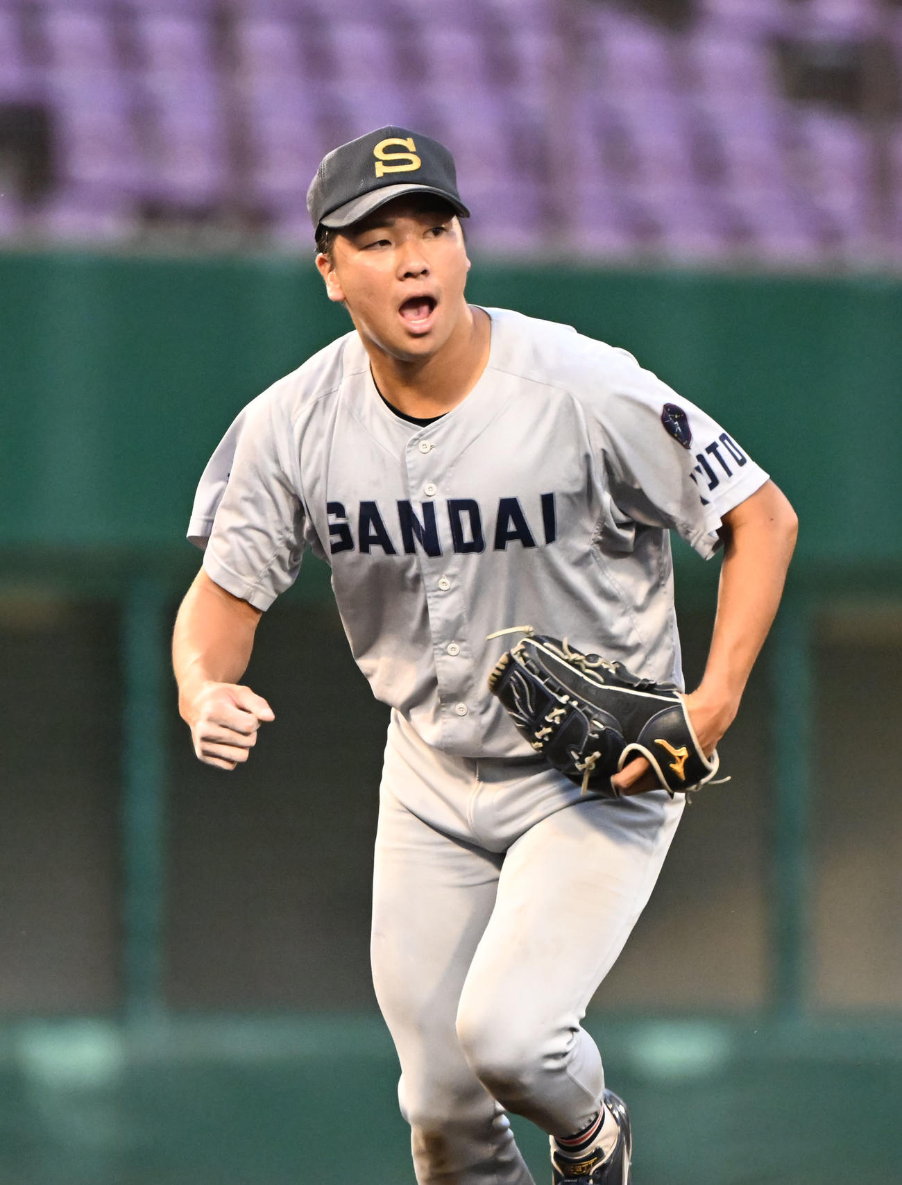 龍谷大対京産大　7回表龍谷大1死一、二塁、吉松を三併殺に打ち取りガッツポーズする田村（撮影・和賀正仁）