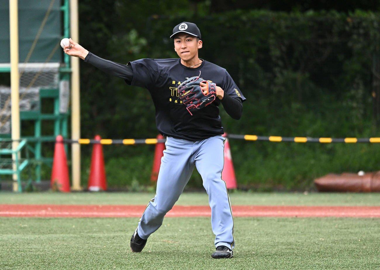 ヤクルト対阪神　1軍に合流し試合前練習する阪神茨木（撮影・滝沢徹郎）