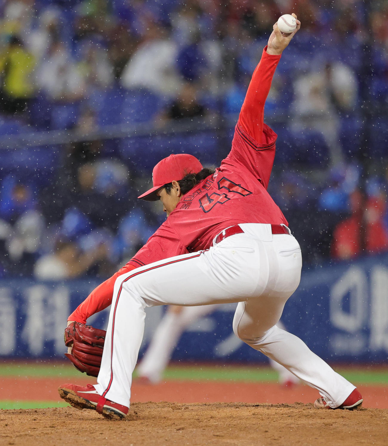 DeNA対広島　力投する広島鈴木（撮影・野上伸悟）