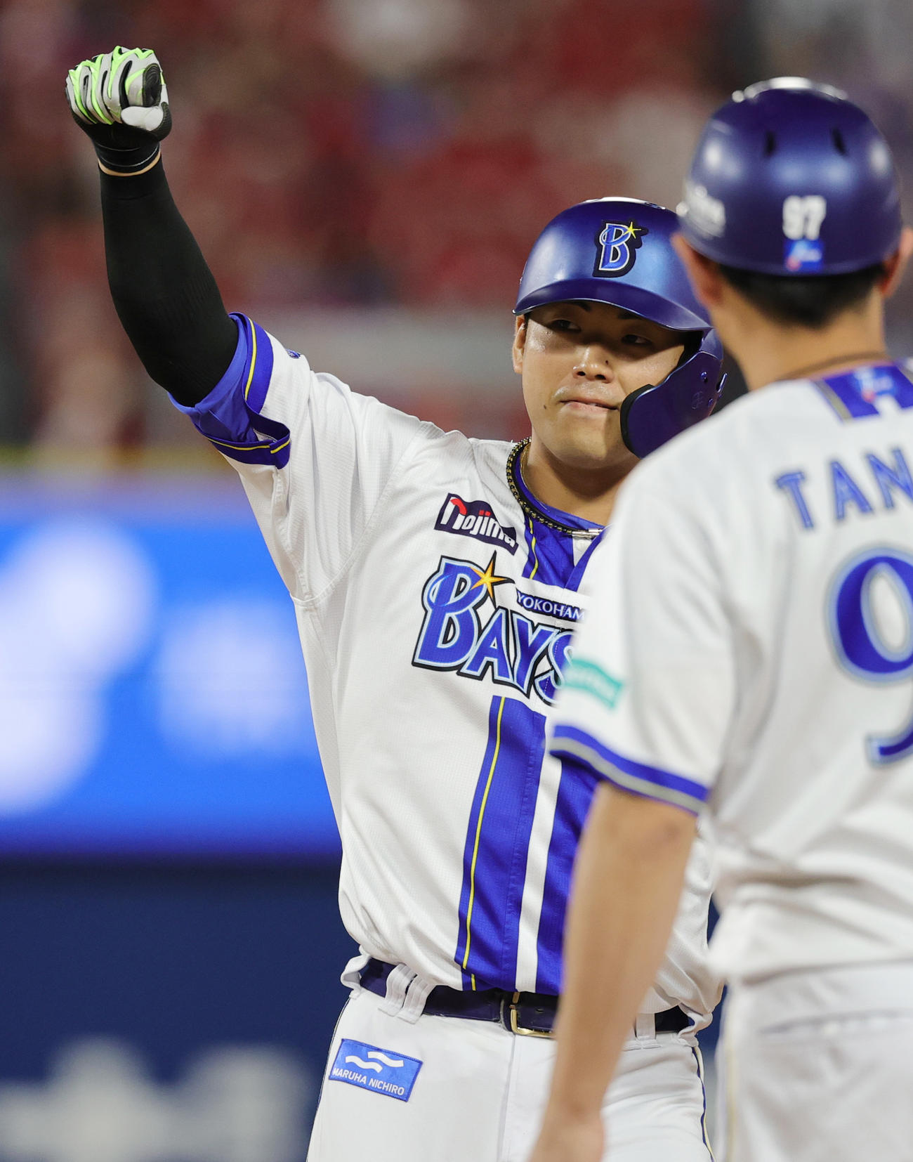 DeNA対広島　2回裏DeNA2死満塁、2点適時打を放ち喜ぶ蝦名（撮影・野上伸悟）