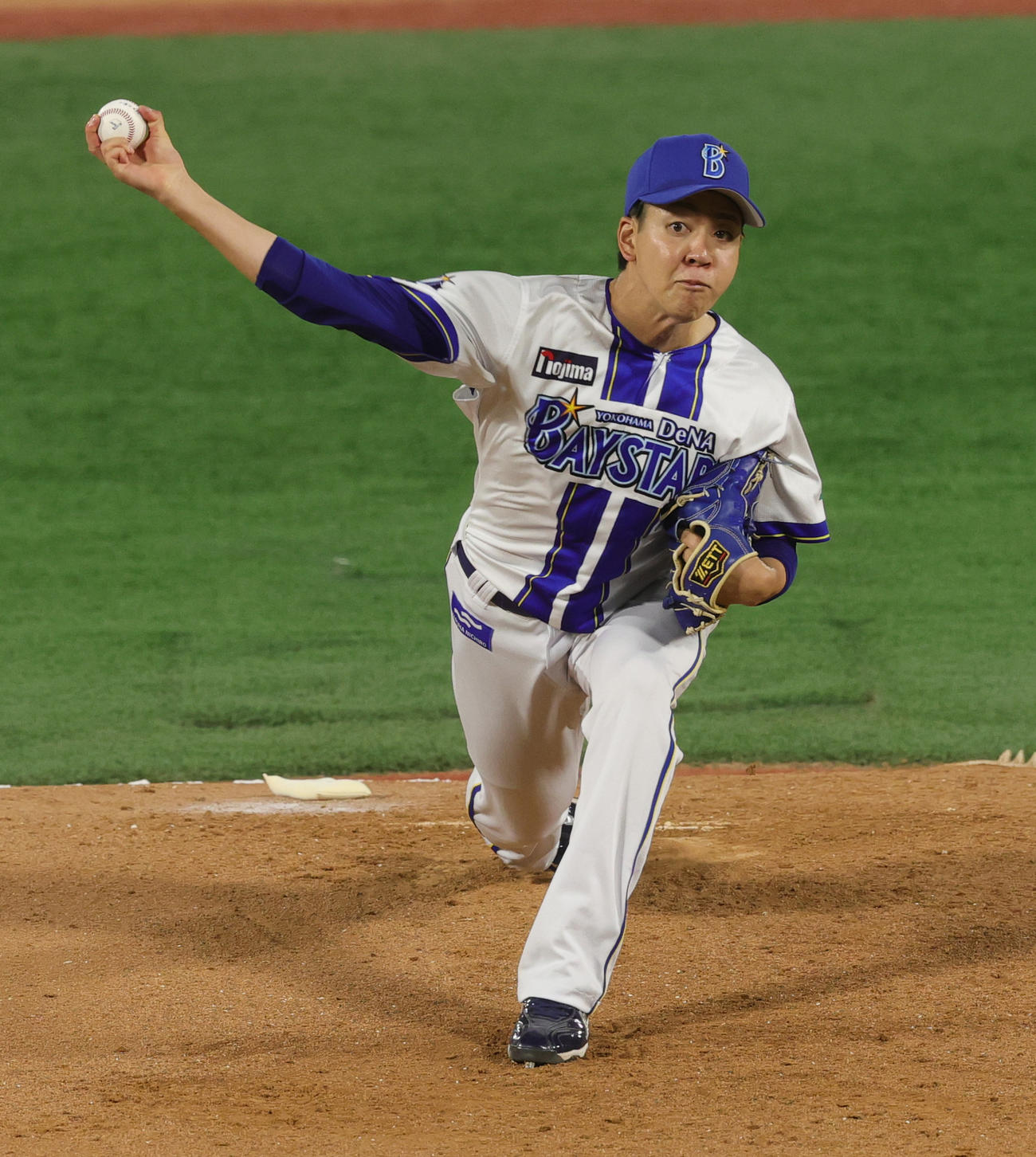 DeNA対広島　スリークオーター気味に投球するDeNA先発の平良（撮影・野上伸悟）