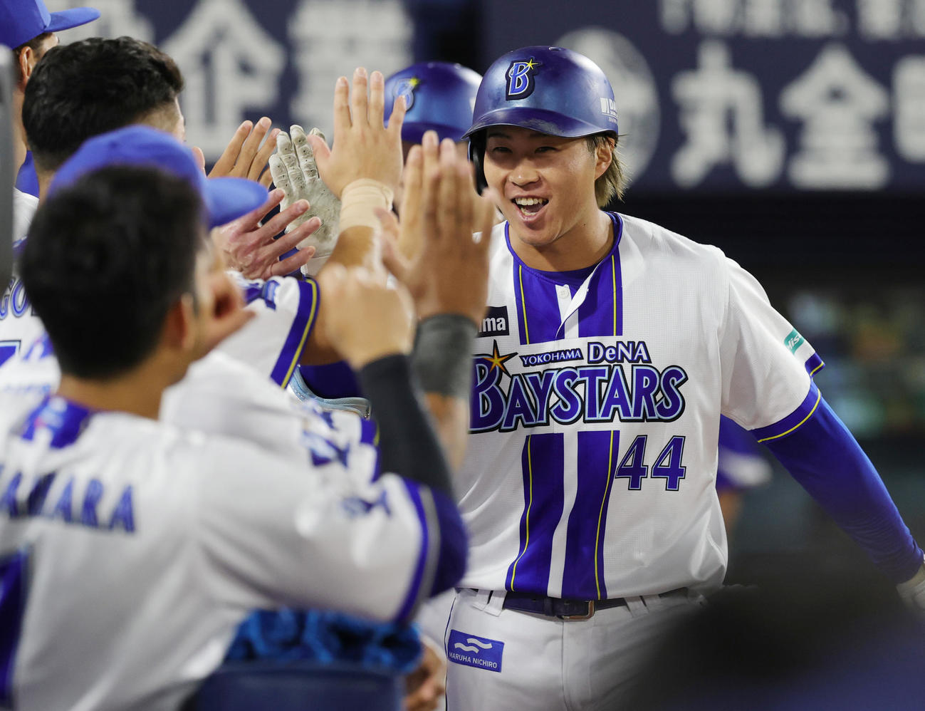DeNA対広島　3回裏DeNA2死一塁、右越え2点本塁打を放ちベンチに迎えられる石上（撮影・野上伸悟）