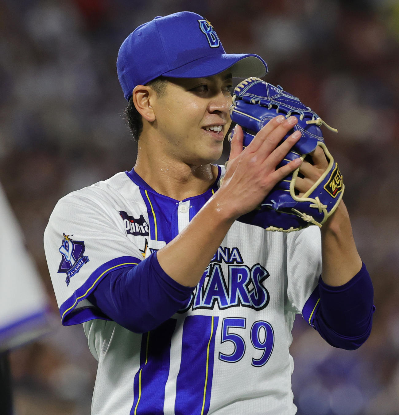 DeNA対広島　3回表を抑えグラブをたたくDeNA平良（撮影・野上伸悟）