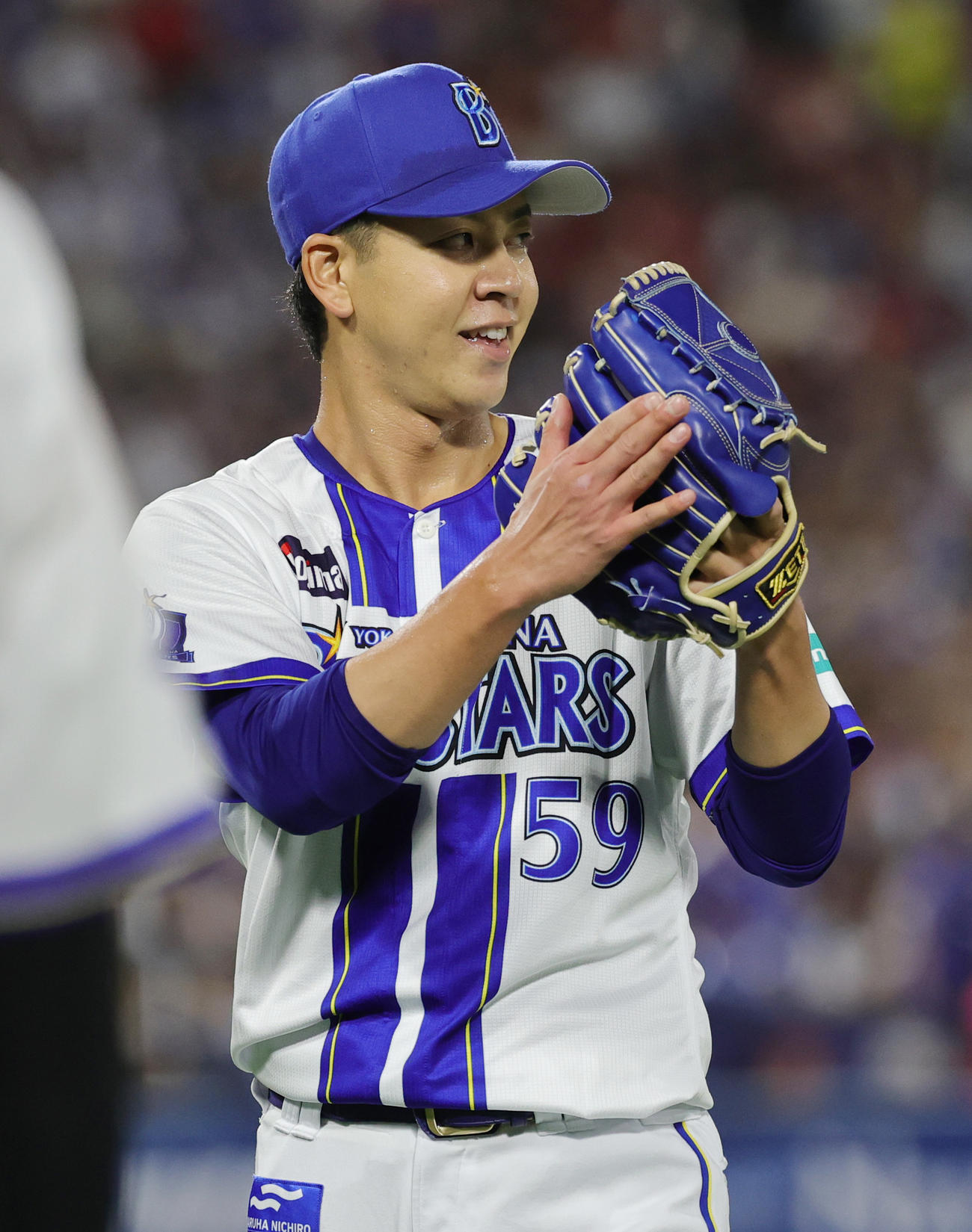 DeNA対広島　3回表を抑えグラブをたたくDeNA平良（撮影・野上伸悟）