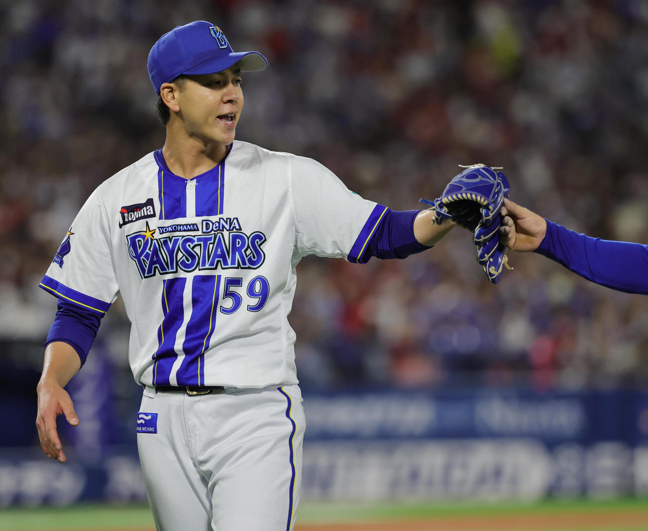 DeNA対広島　3回表を抑え野手とタッチするDeNA平良（撮影・野上伸悟）