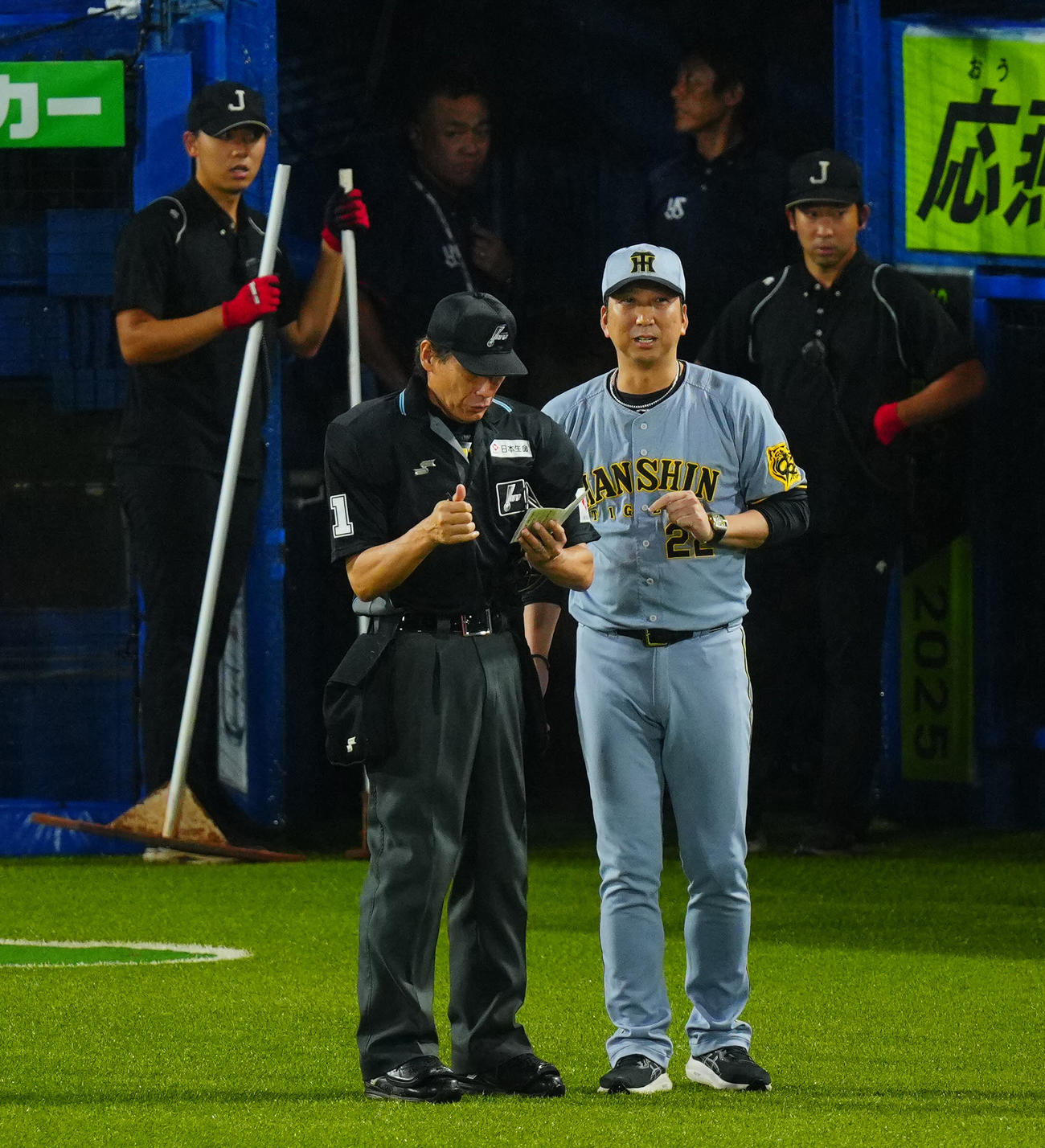 ヤクルト対阪神　7回、試合再開の際、球審と話す阪神藤川監督（撮影・垰建太）