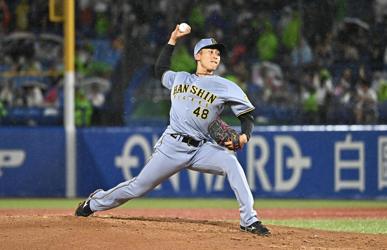 ヤクルト対阪神　阪神3番手で登板する茨木（撮影・滝沢徹郎）