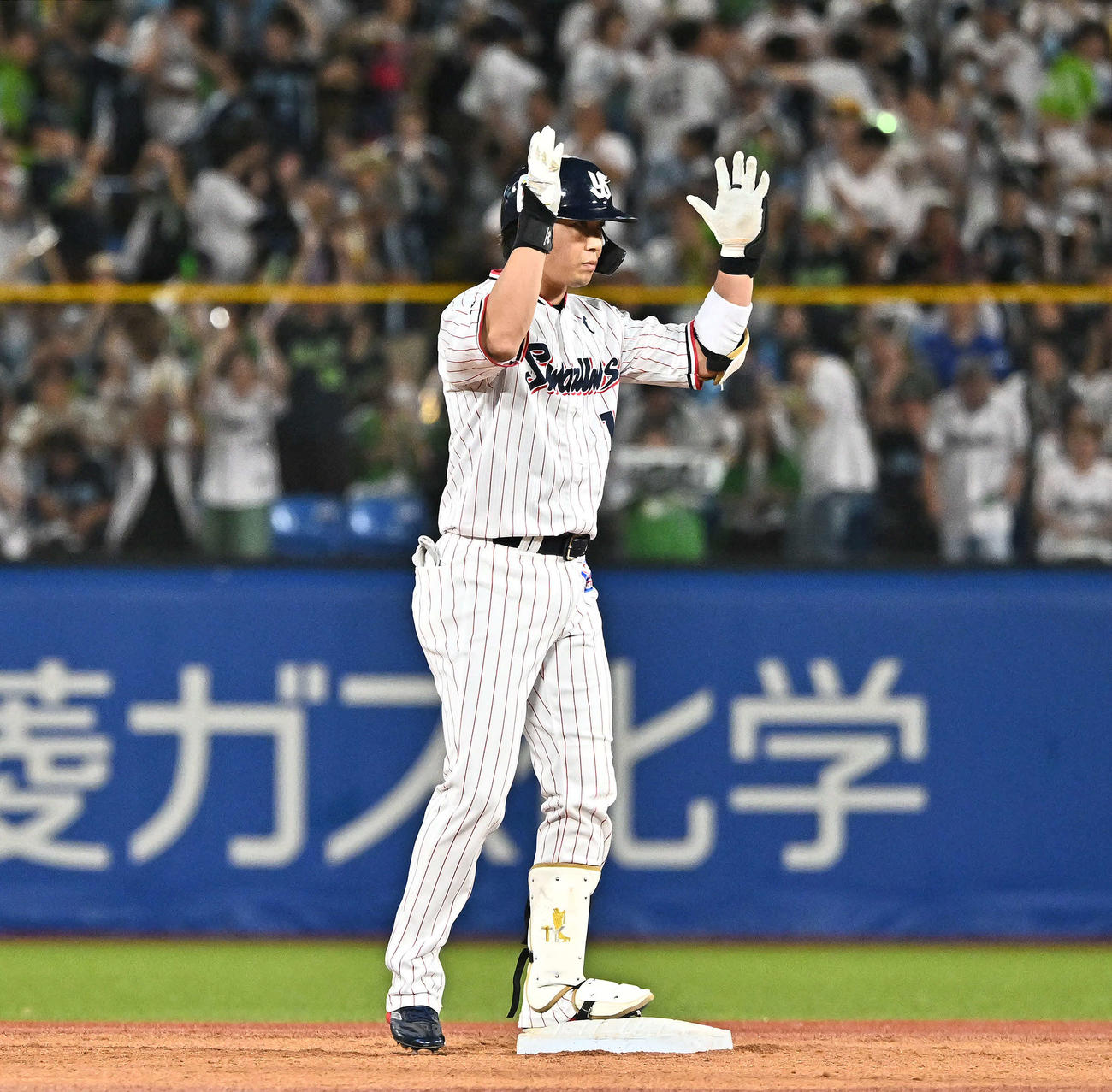 ヤクルト対阪神　5回裏ヤクルト1死一、二塁、山田は適時二塁打を放ちポーズを決める（撮影・滝沢徹郎）
