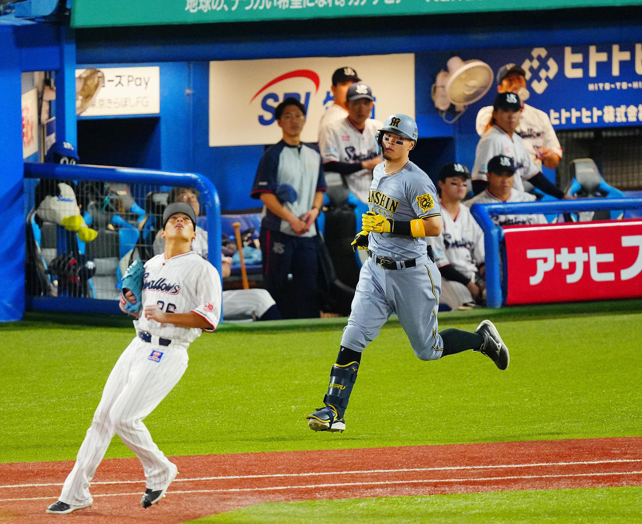 ヤクルト対阪神　4回表阪神1死、二飛に倒れる佐藤輝。投手山野（撮影・垰建太）