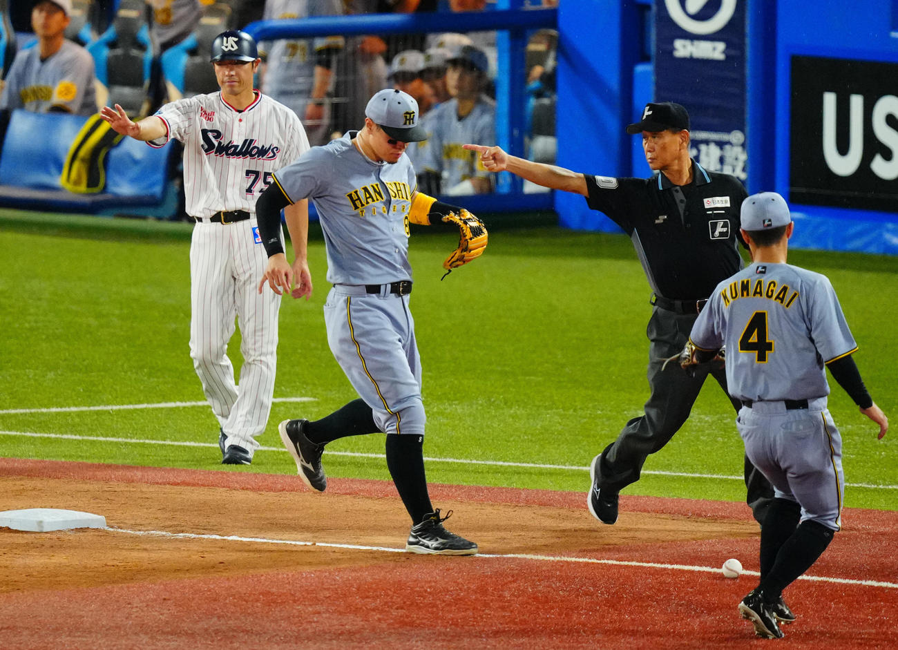 ヤクルト対阪神　5回裏ヤクルト2死一塁、長岡の打球を見送り内野安打を許す佐藤輝（中央）（撮影・垰建太）