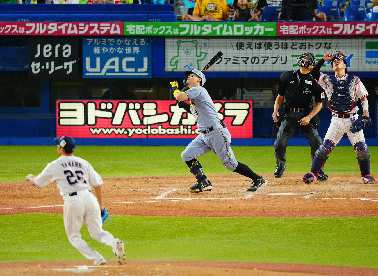ヤクルト対阪神　4回表阪神1死、二飛に倒れる佐藤輝。投手山野（撮影・垰建太）