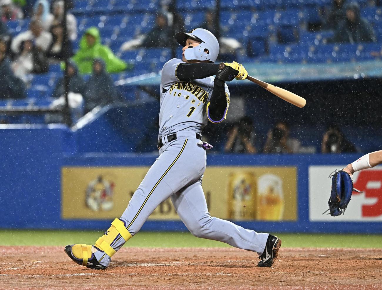 ヤクルト対阪神　8回表阪神無死一、三塁、森下は中犠飛を放つ（撮影・滝沢徹郎）