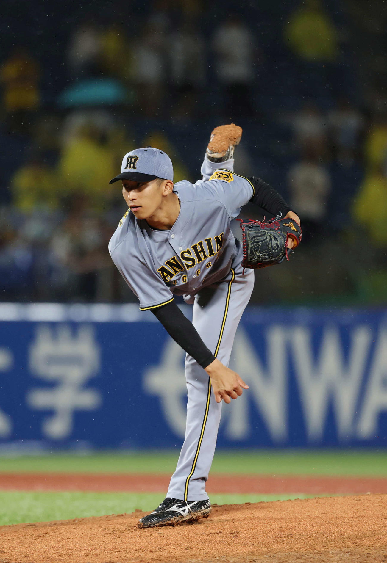 ヤクルト対阪神　6回裏から登板し力投する阪神茨木（撮影・増田悦実）