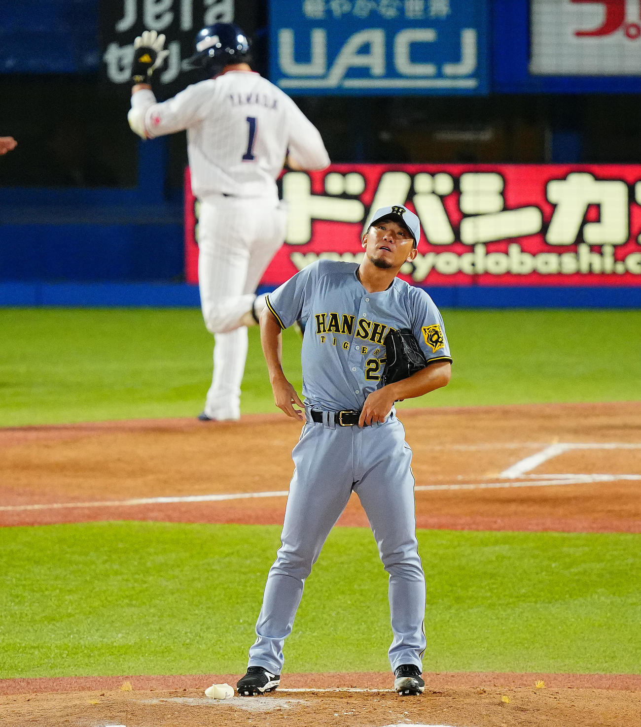 ヤクルト対阪神　2回裏ヤクルト無死、山田（後方）に先制ソロ本塁打を浴びる伊藤将（撮影・垰建太）