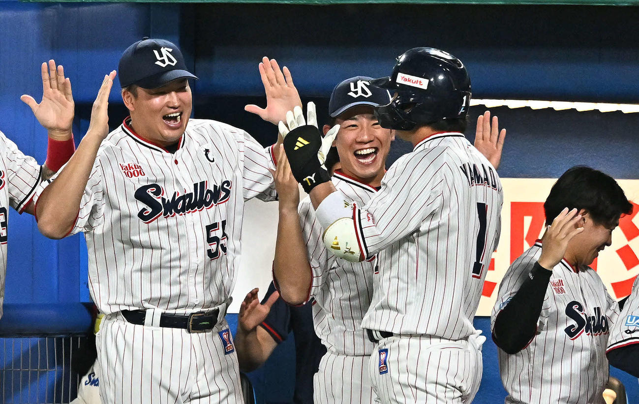 ヤクルト対阪神　2回裏ヤクルト無死、先制ソロ本塁打を放った山田（左から3人目）を迎える村上（左）（撮影・滝沢徹郎）
