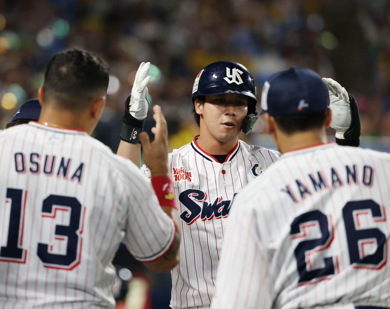ヤクルト対阪神　2回裏ヤクルト無死、左越えソロ本塁打を放ちナインとポーズをする山田（撮影・増田悦実）