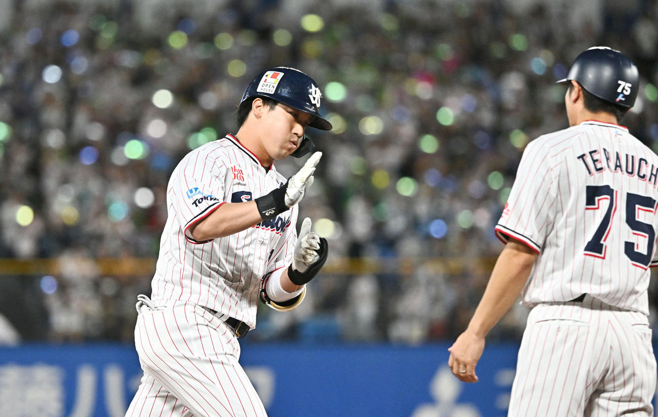 ヤクルト対阪神　2回裏ヤクルト無死、先制ソロ本塁打を放った山田（左）は寺内コーチとタッチを交わす（撮影・滝沢徹郎）