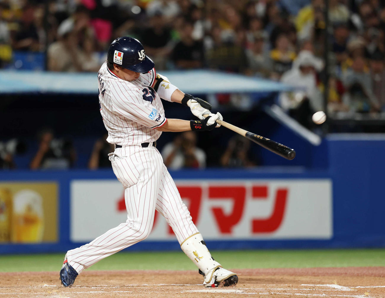 ヤクルト対阪神　2回裏ヤクルト無死、左越えソロ本塁打を放つ山田（撮影・増田悦実）
