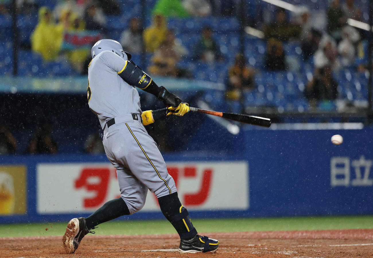 ヤクルト対阪神　8回表阪神1死一塁、安打を放つ佐藤輝（撮影・増田悦実）