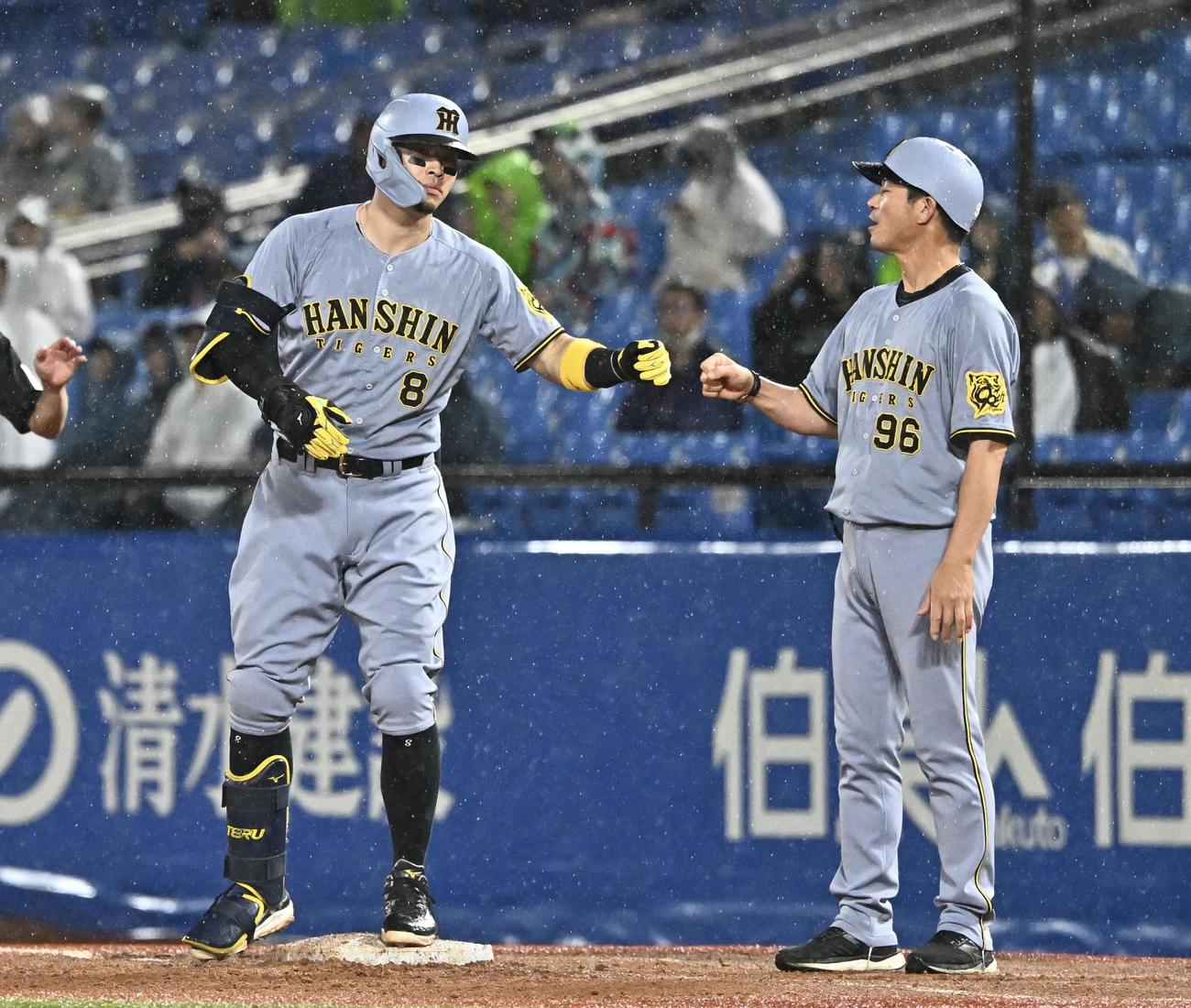 ヤクルト対阪神　8回表阪神1死一塁、右前打を放った佐藤輝（左）（撮影・滝沢徹郎）