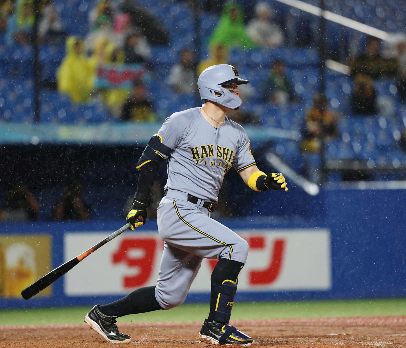 ヤクルト対阪神　8回表阪神1死一塁、安打を放つ佐藤輝（撮影・増田悦実）