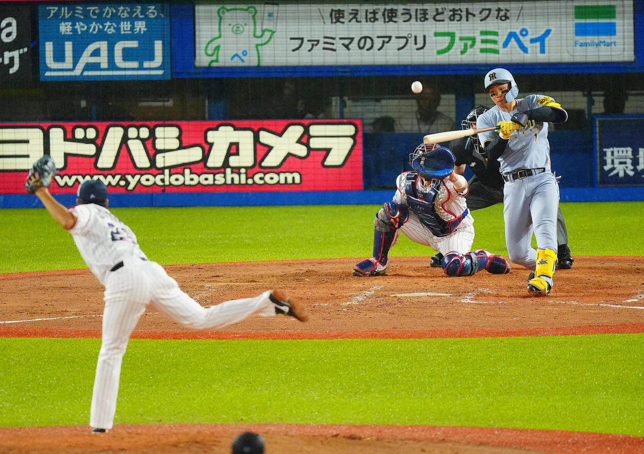 ヤクルト対阪神　8回表阪神無死一、三塁、中犠飛を放つ森下。投手松本健（撮影・垰建太）