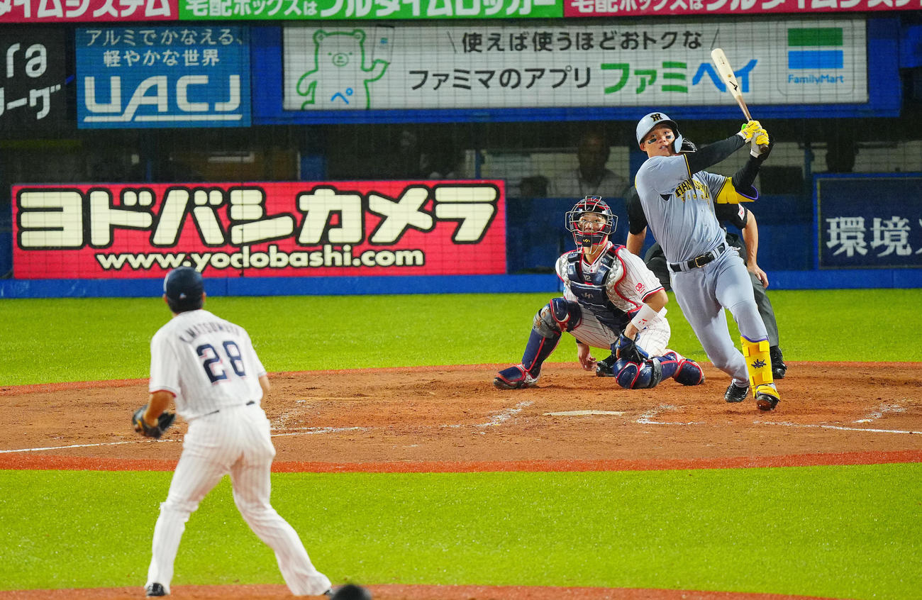 ヤクルト対阪神　8回表阪神無死一、三塁、中犠飛を放つ森下。投手松本健（撮影・垰建太）