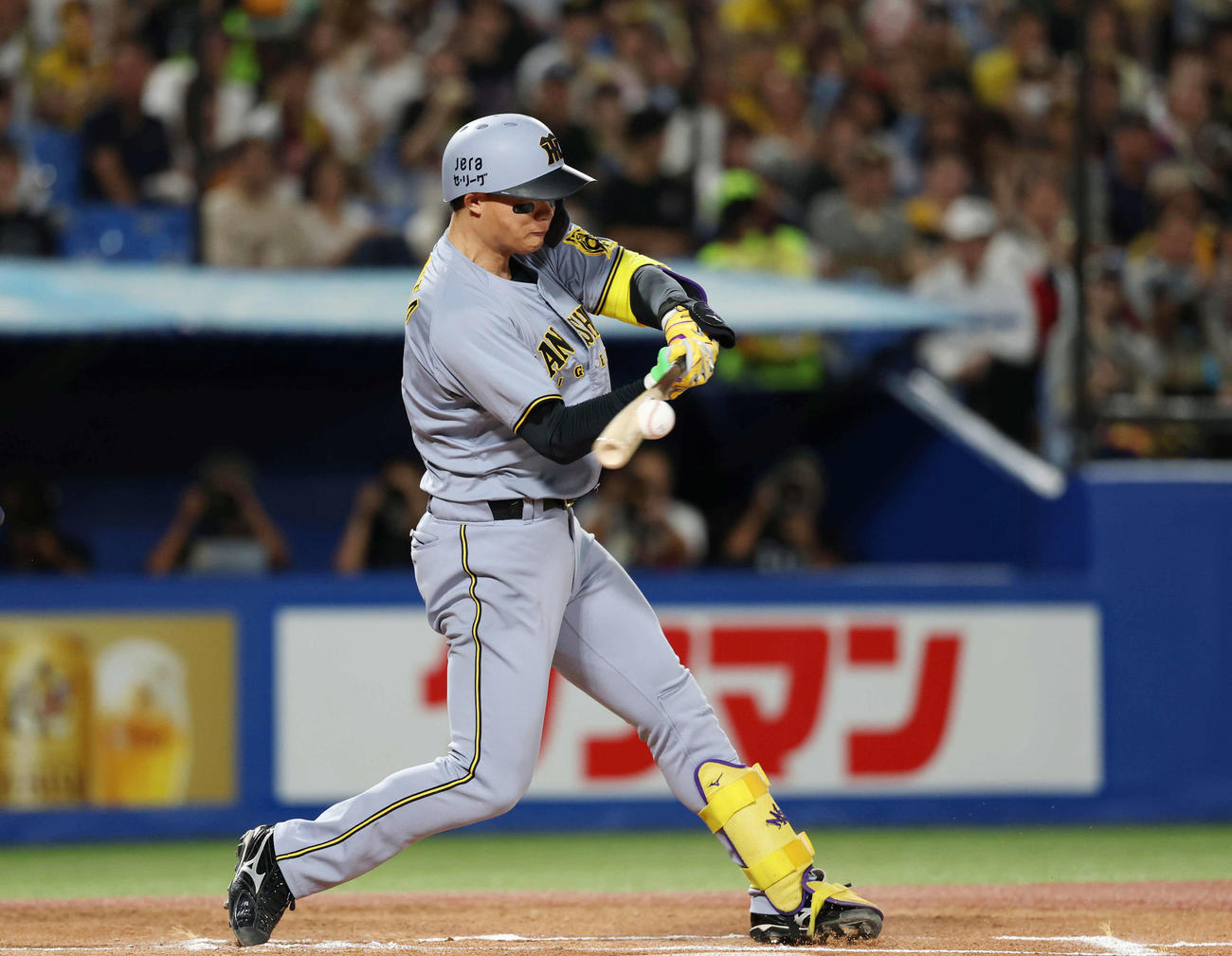 ヤクルト対阪神　1回表阪神2死、二塁打を放つ森下（撮影・増田悦実）