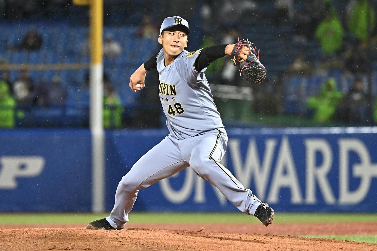 ヤクルト対阪神　阪神3番手で登板する茨木（撮影・滝沢徹郎）