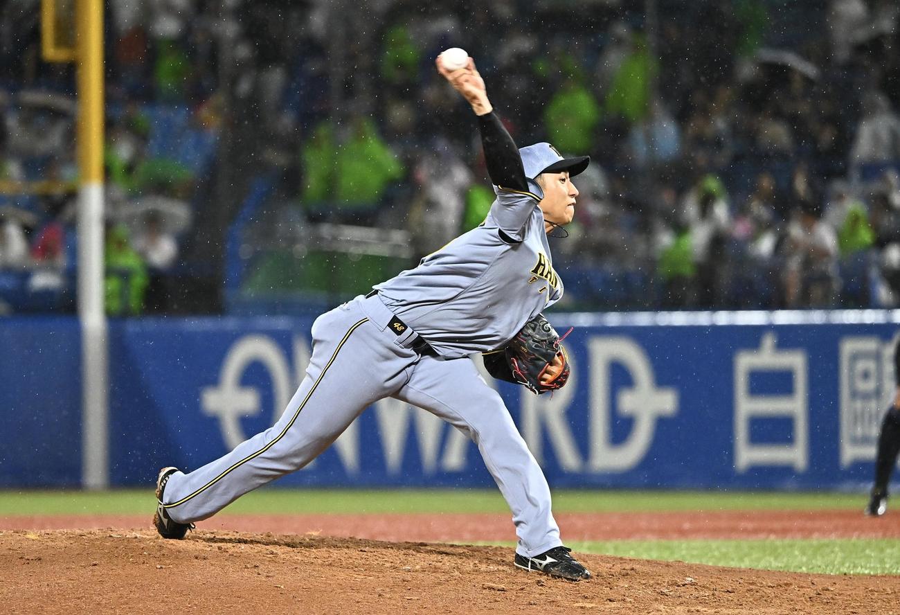 ヤクルト対阪神　阪神3番手で登板する茨木（撮影・滝沢徹郎）