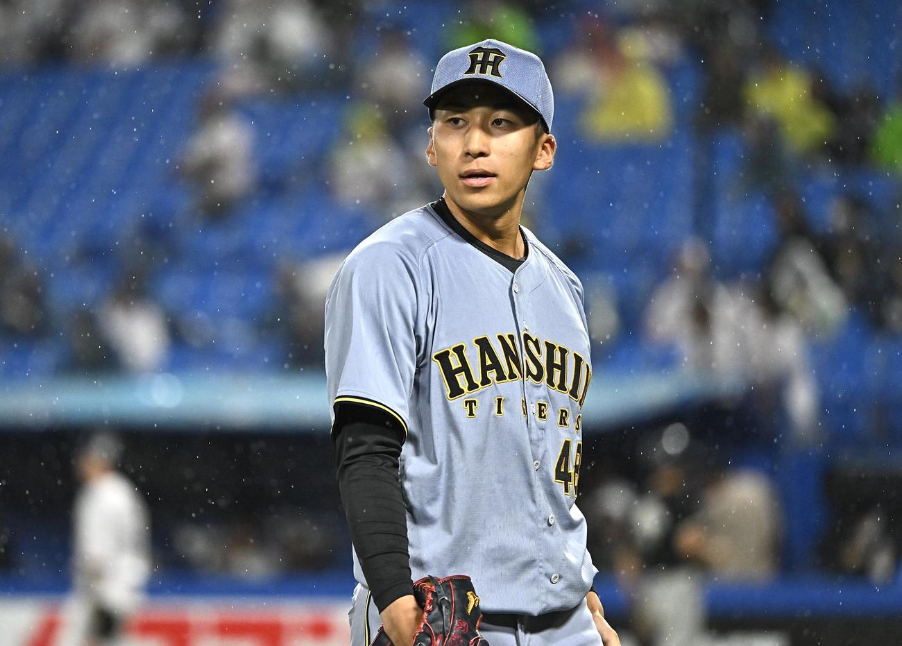 ヤクルト対阪神　7回裏を投げ終え引き揚げる阪神3番手の茨木（撮影・滝沢徹郎）