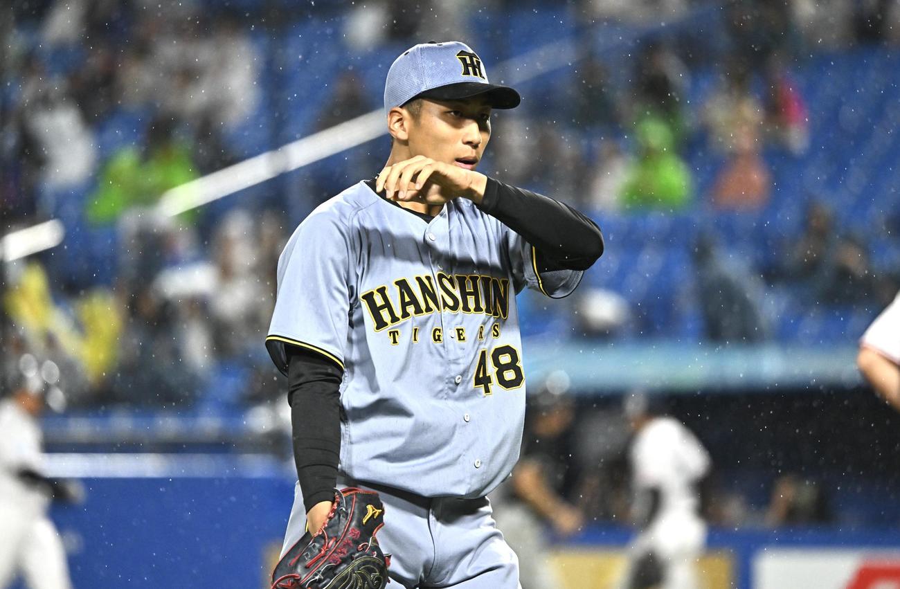 ヤクルト対阪神　7回裏を投げ終え引き揚げる阪神3番手の茨木（撮影・滝沢徹郎）