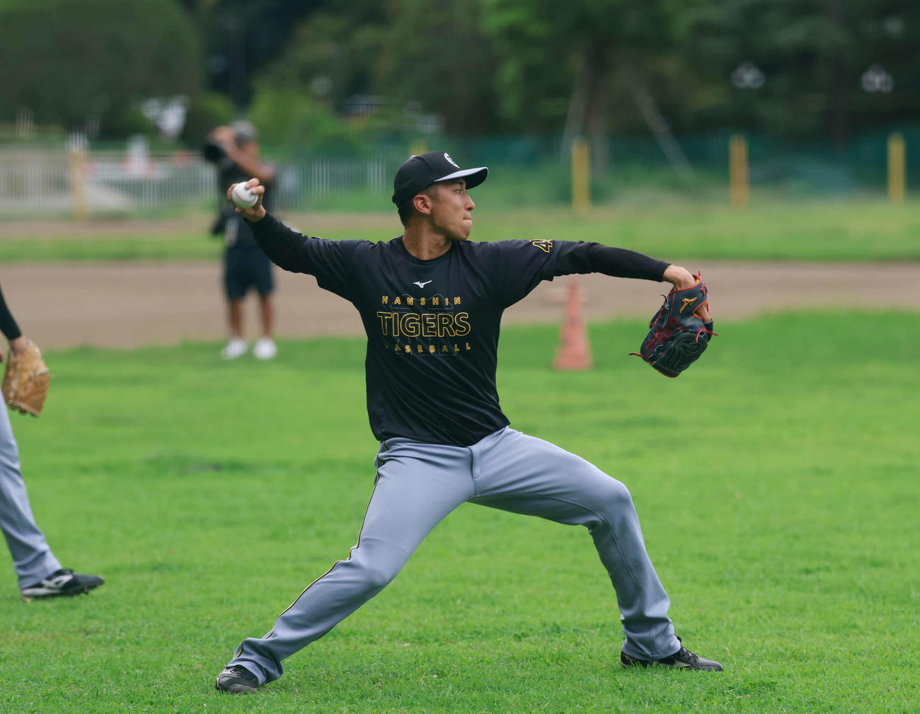 ヤクルト対阪神　新たに合流しキャッチボールをする阪神茨木（撮影・増田悦実）