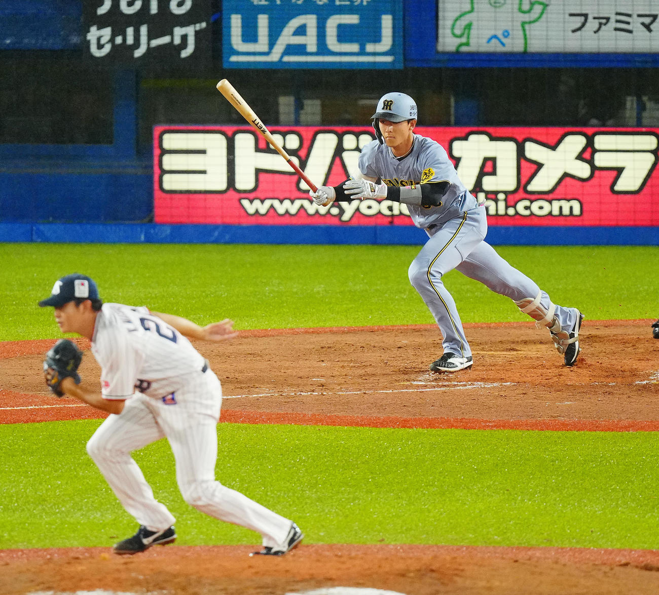 ヤクルト対阪神　8回表阪神無死二塁、右前打を放つ小幡。投手松本健（撮影・垰建太）