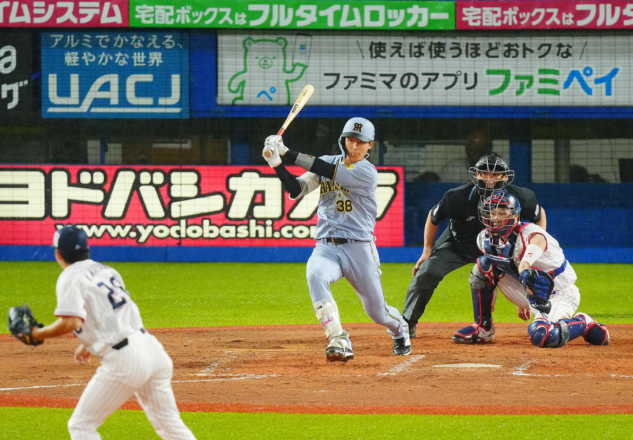 ヤクルト対阪神　8回表阪神無死二塁、右前打を放つ小幡。投手松本健（撮影・垰建太）