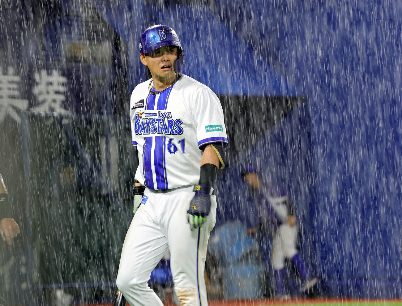 DeNA対広島　8回裏DeNA無死一塁、蝦名の打席で、降雨中断となる（撮影・野上伸悟）