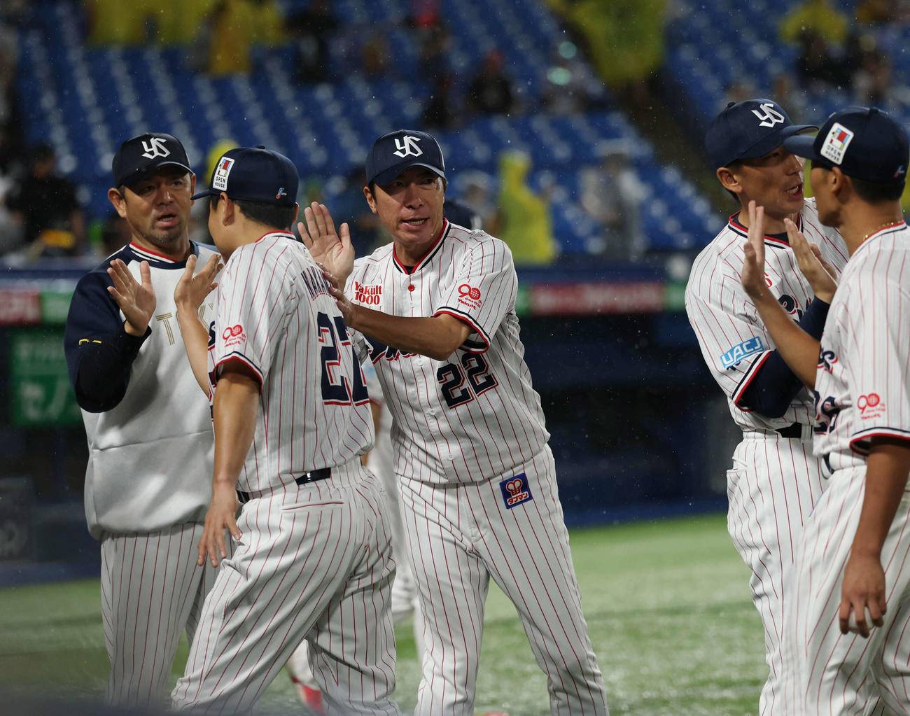 ヤクルト対阪神　勝利しナインとタッチを交わす高津監督（撮影・増田悦実）