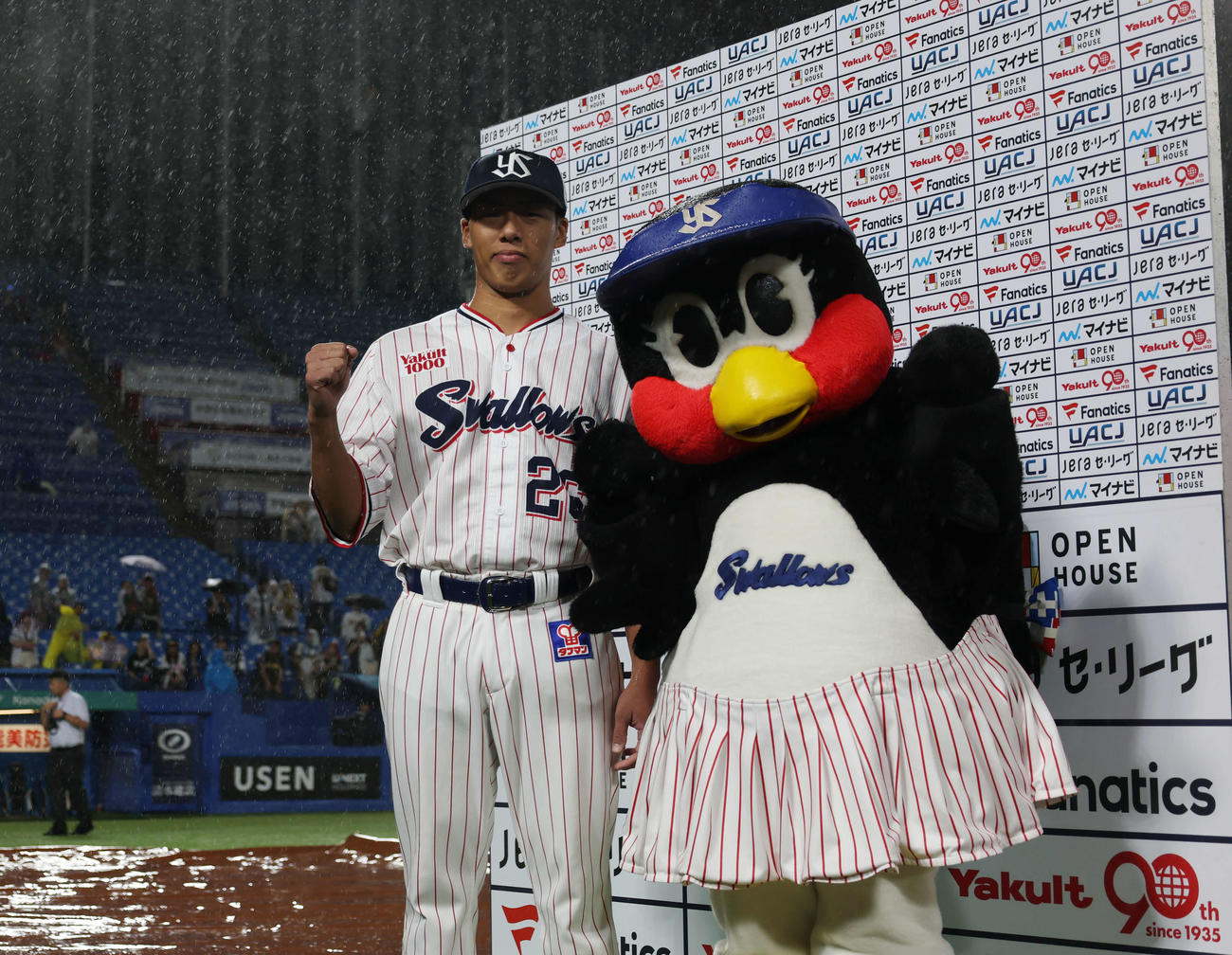 ヤクルト対阪神　勝利投手となりお立ち台でポーズを取るヤクルト山野（撮影・増田悦実）