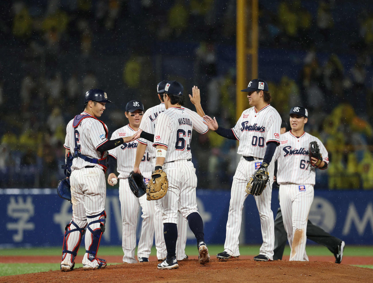 ヤクルト対阪神　勝利しハイタッチを交わすヤクルトナイン（撮影・増田悦実）