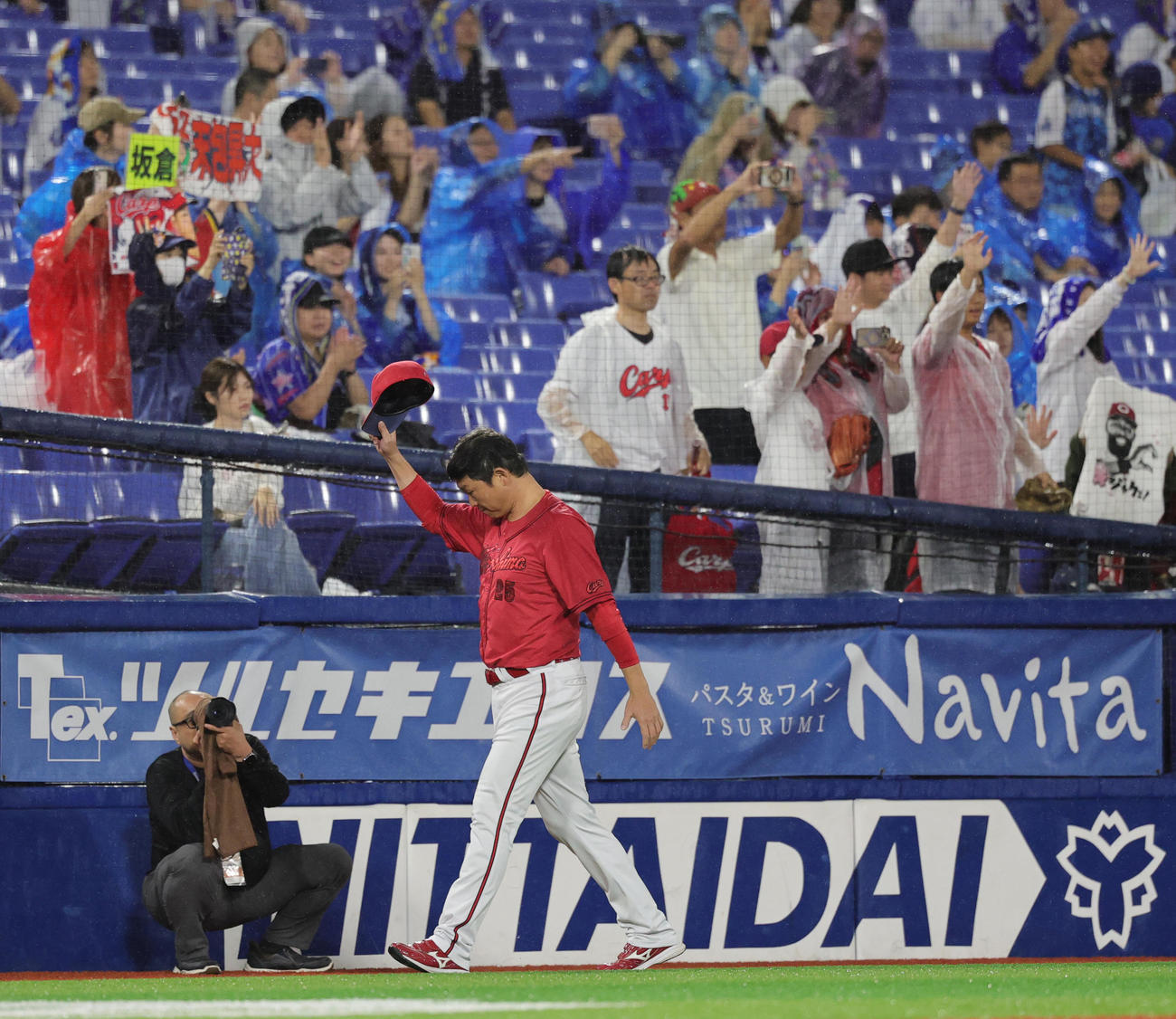 DeNA対広島　横浜スタジアムでの今季最終戦を終え、ファンの声援に応えながら引き揚げる広島新井監督（撮影・野上伸悟）