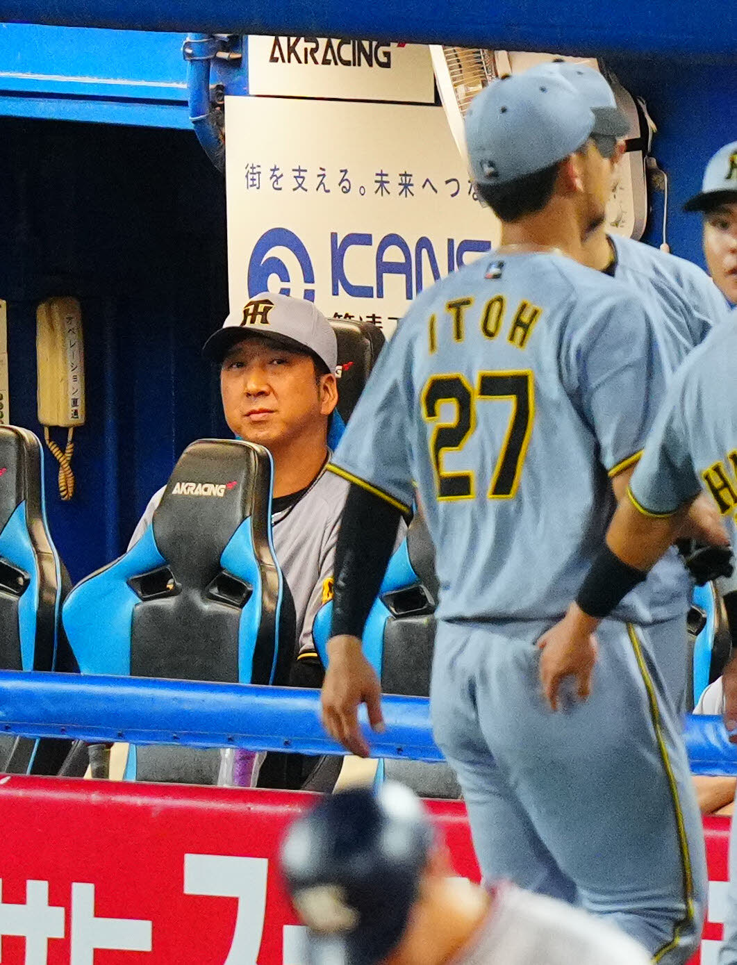 ヤクルト対阪神　5回裏ヤクルト2死一、二塁、降板する伊藤将（手前）を見つめる藤川監督（撮影・垰建太）