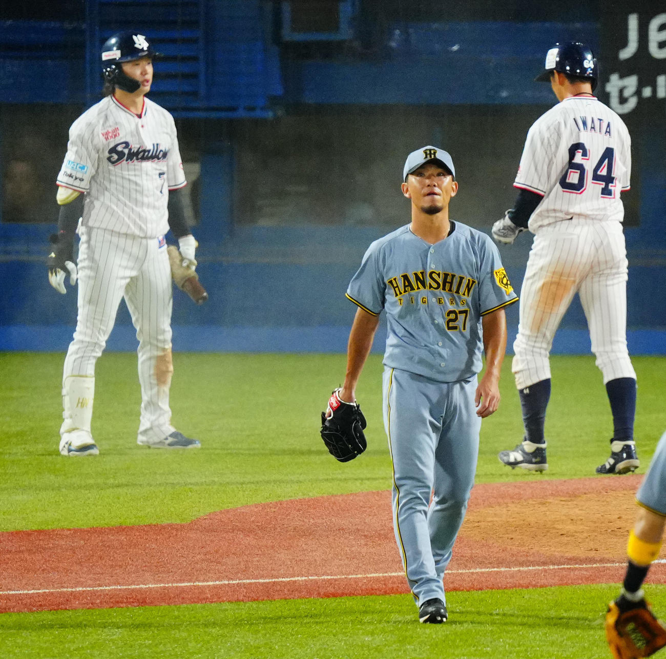 ヤクルト対阪神　5回裏ヤクルト2死二塁、並木に適時打を許し渋い表情の伊藤将（中央）（撮影・垰建太）