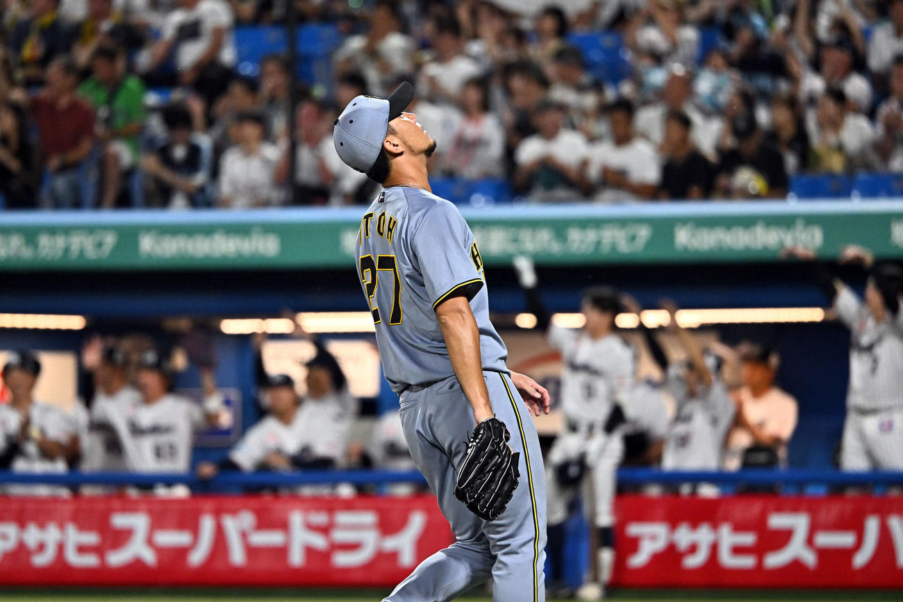 ヤクルト対阪神　5回裏ヤクルト1死二、三塁、岩田に2点適時打を許し天を仰ぐ伊藤将（撮影・滝沢徹郎）