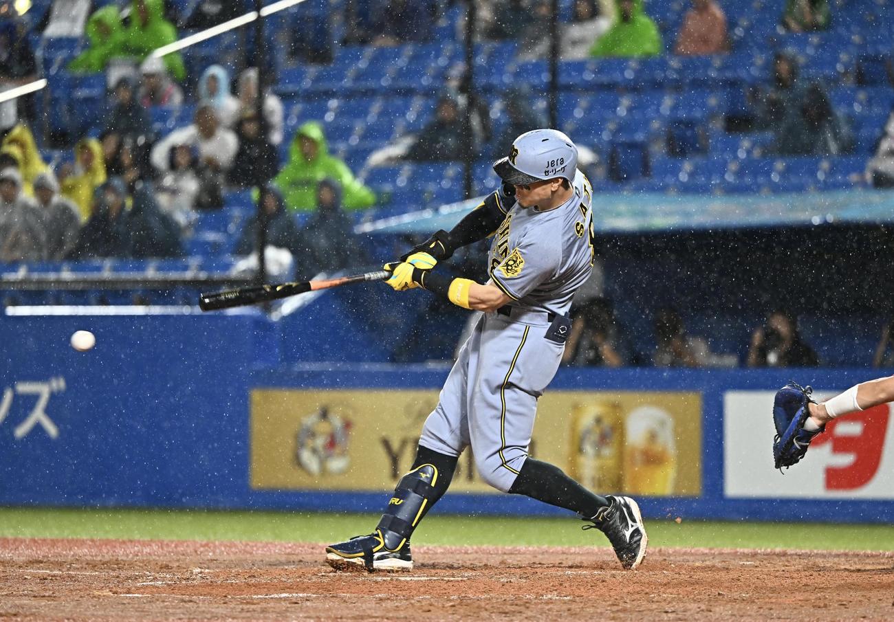 ヤクルト対阪神　8回表阪神1死一塁、佐藤輝は右前打を放つ（撮影・滝沢徹郎）