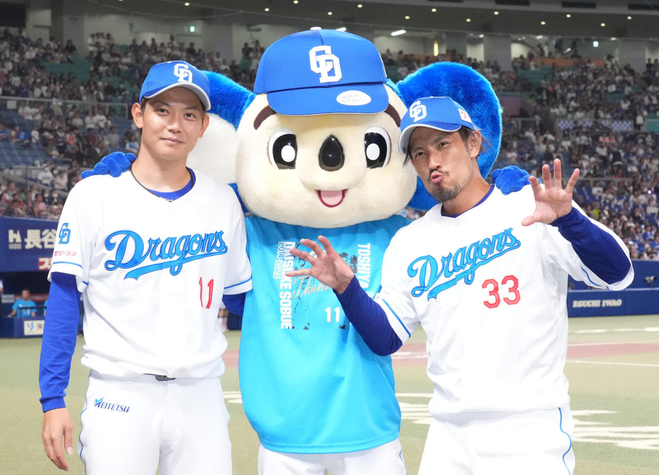 引退セレモニーを終え記念撮影に納まる左から岡田、ドアラ、祖父江（撮影・森本幸一）