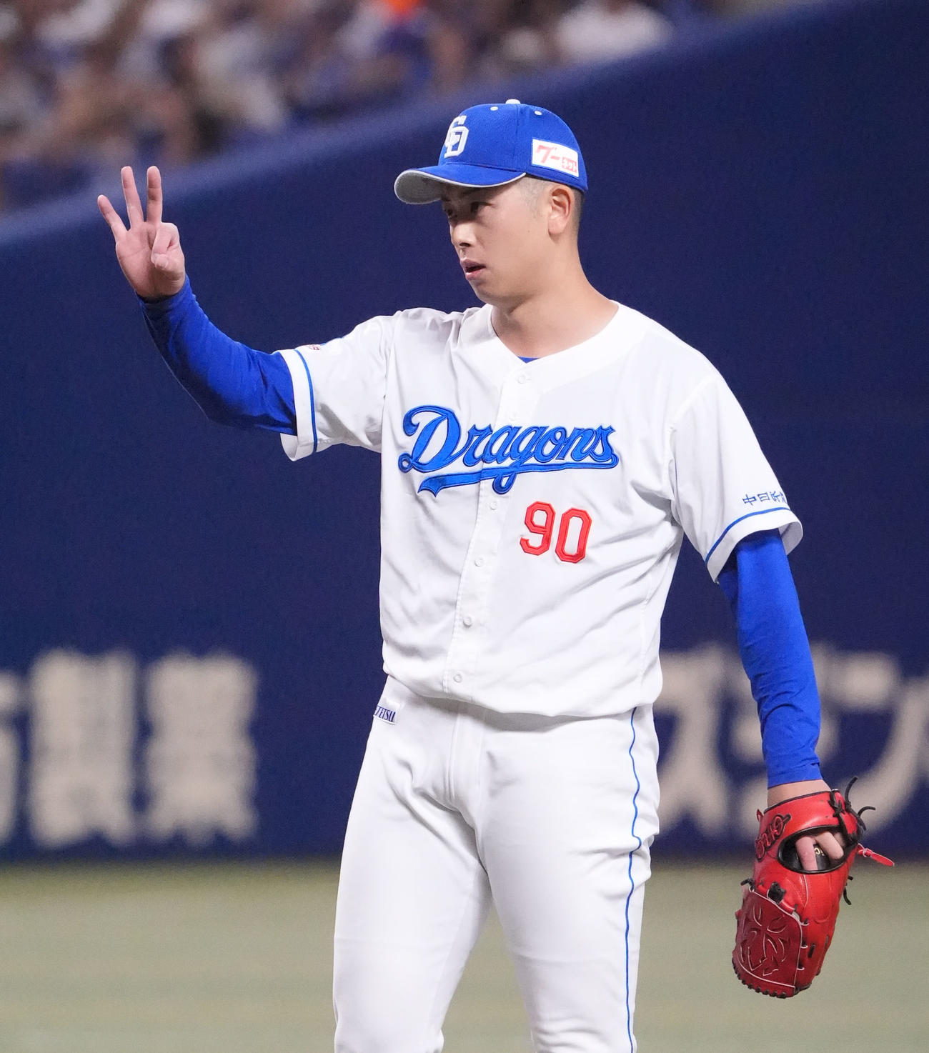 2025年9月21日、リリーフしポーズを決める中日松山晋也