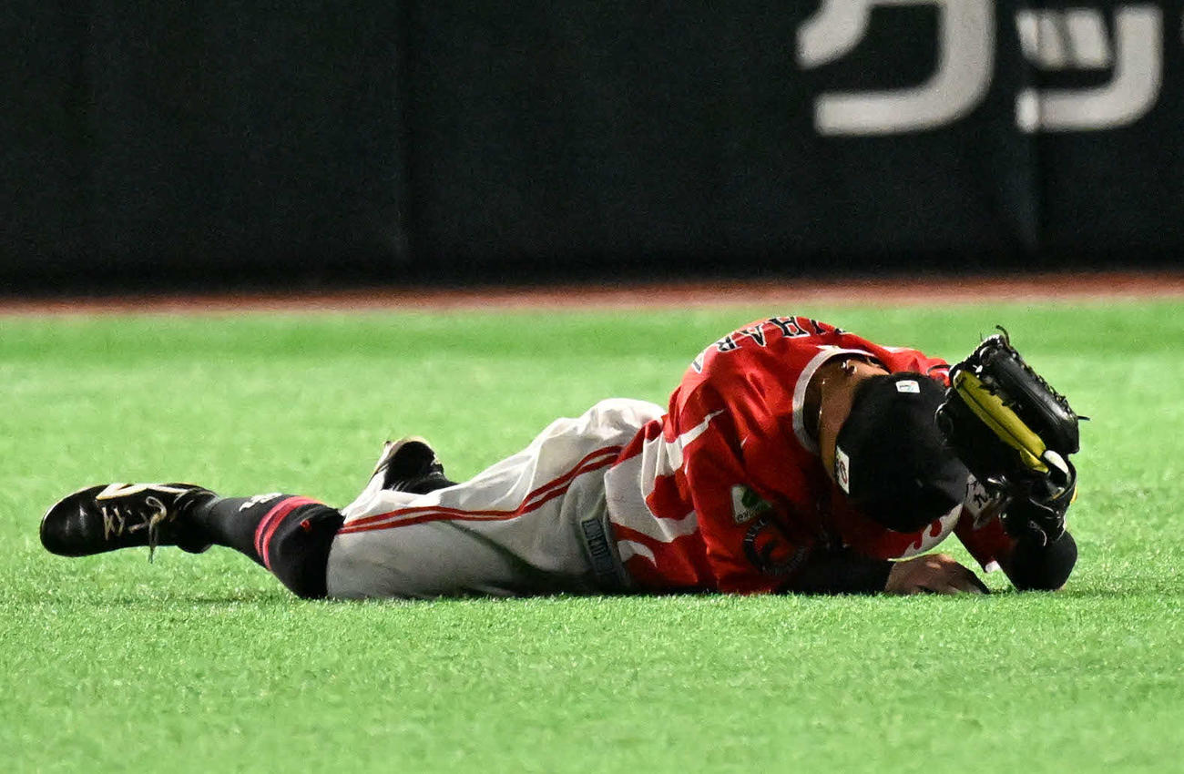 ソフトバンク対オリックス　1回表オリックス2死、打者太田の中飛を好捕する牧原大（撮影・林敢治）
