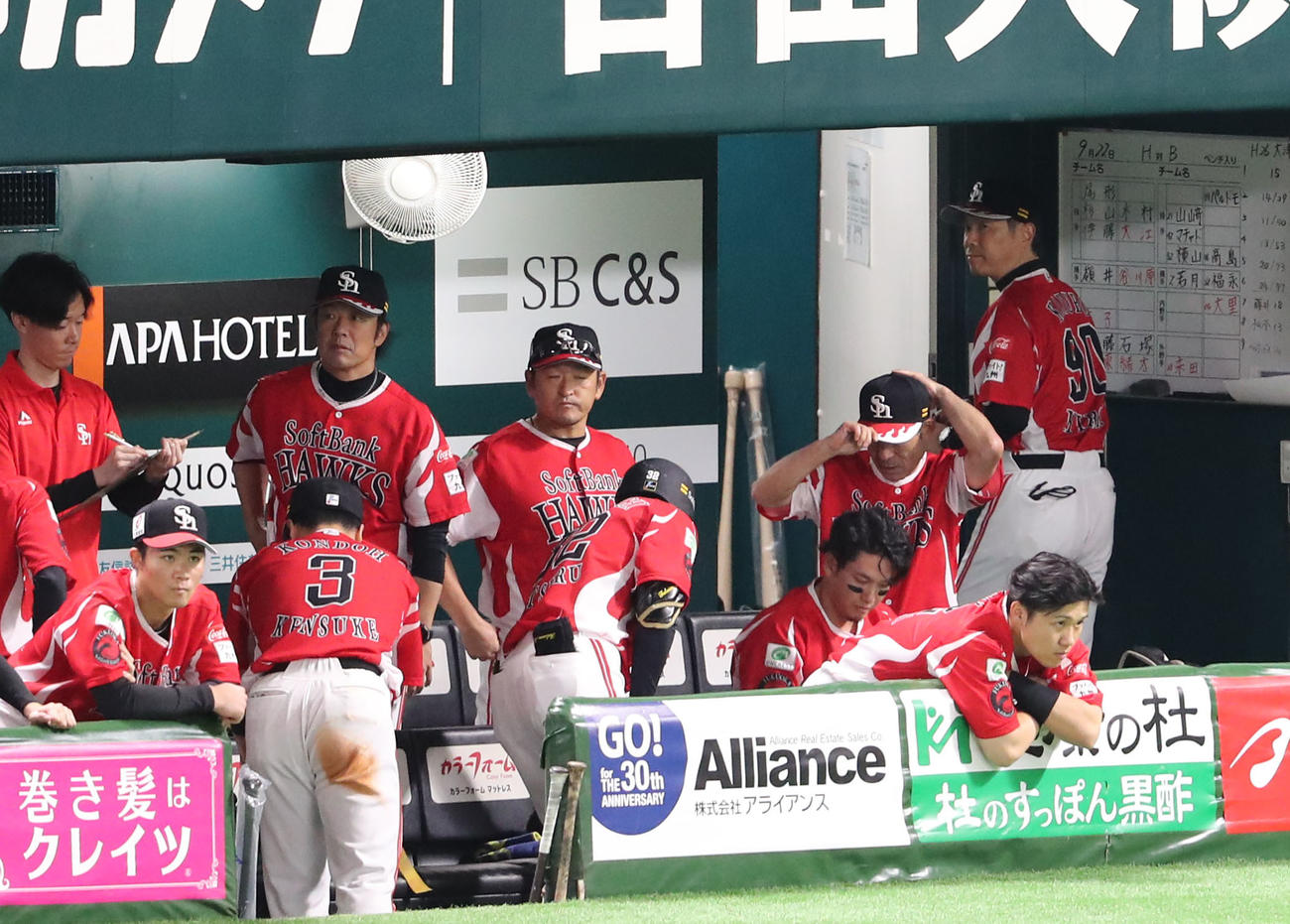 ソフトバンク対オリックス　オリックスに連敗しベンチ裏に引きあげるソフトバンクの小久保監督（撮影・梅根麻紀）